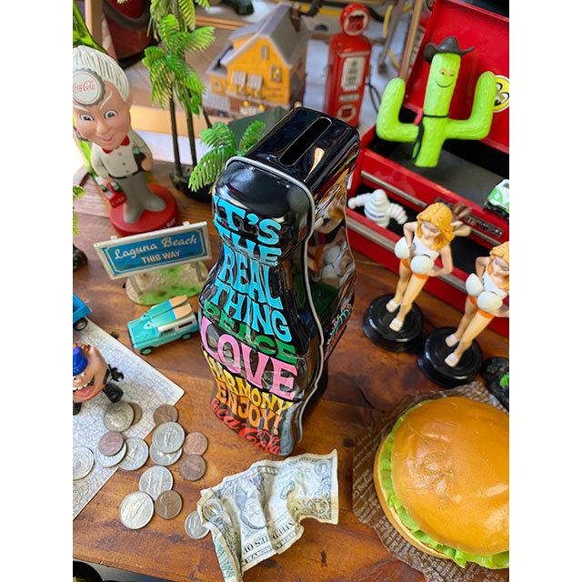 コカ・コーラ　コンツアーボトル・ブリキ缶バンク　（ラブ＆ピース）　■　アメリカン雑貨　アメリカ雑貨　貯金箱 | Coca Cola | 01