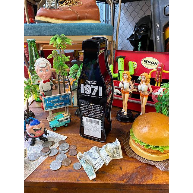 コカ・コーラ　コンツアーボトル・ブリキ缶バンク　（ラブ＆ピース）　■　アメリカン雑貨　アメリカ雑貨　貯金箱 | Coca Cola | 03