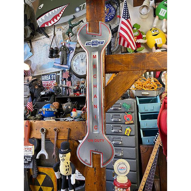 シボレー　巨大スパナレンチ型ブリキ看板　（メカニック整備中）　■　アメリカン雑貨　アメリカ雑貨 | 