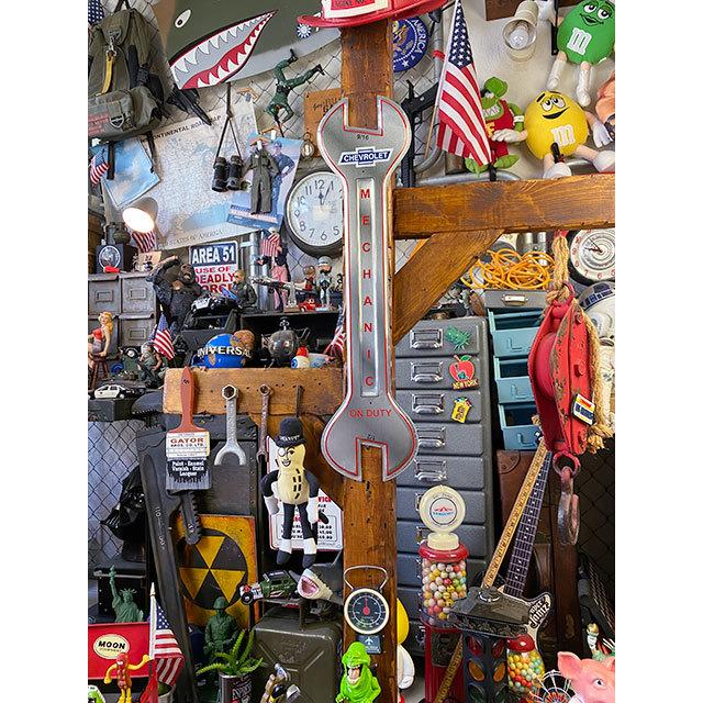 シボレー　巨大スパナレンチ型ブリキ看板　（メカニック整備中）　■　アメリカン雑貨　アメリカ雑貨 |  | 03