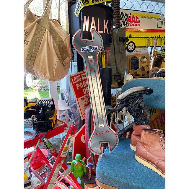 シボレー　巨大スパナレンチ型ブリキ看板　（メカニック整備中）　■　アメリカン雑貨　アメリカ雑貨 |  | 06