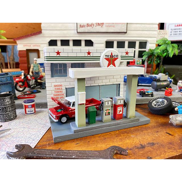 人気デザイナー ジョニーライトニング50周年 テキサコガスステーションのミニカー用ジオラマ 1965年シボレー ピックアップミニカーセット 1 64スケール Hi Tech Boutique