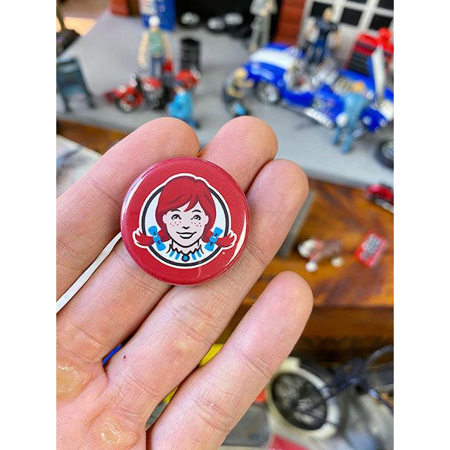 ウェンディーズ　オフィシャル缶バッジ　Sサイズ　（フェイス）　■　アメリカン雑貨　アメリカ雑貨 |  | 02