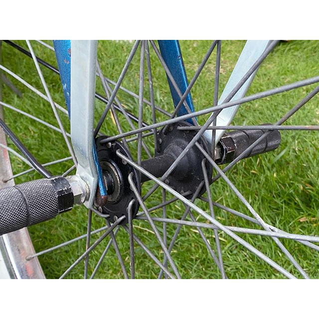 自転車の前カゴ用ステー　映画　E.T.　に登場したBMXみたいなミルククレートを取り付けする専用ステー　※ミルククレートは別売です |  | 05