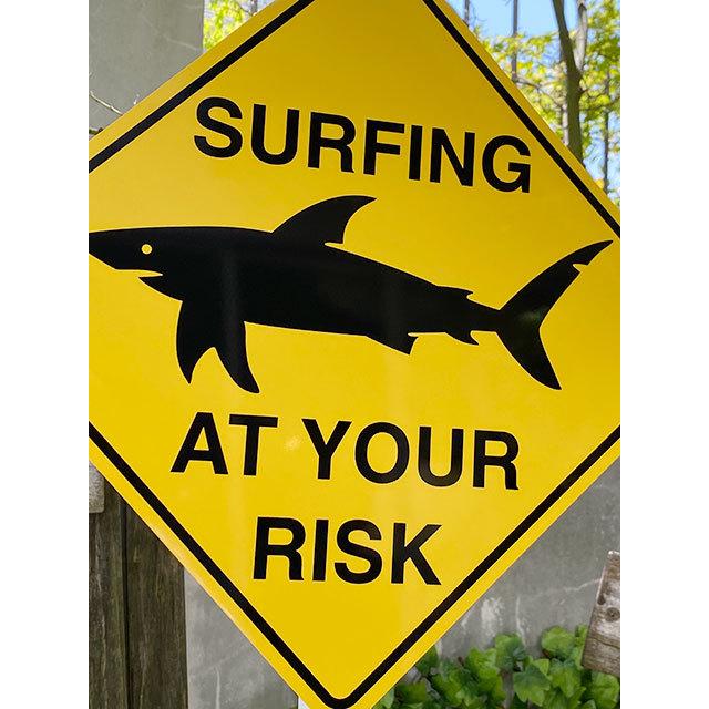 サーフィンするならサメに注意！」 警告看板 □ アメリカン雑貨