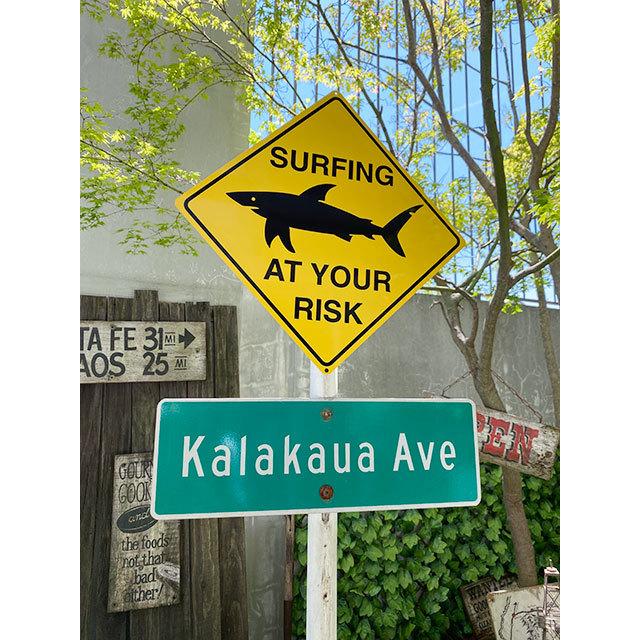 サーフィンするならサメに注意！」 警告看板 □ アメリカン雑貨