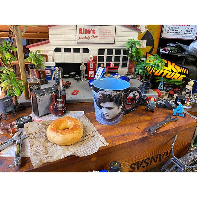 エルヴィス・プレスリー　マグカップ　（ブルーセーター）　■　アメリカン雑貨　アメリカ雑貨 |  | 05