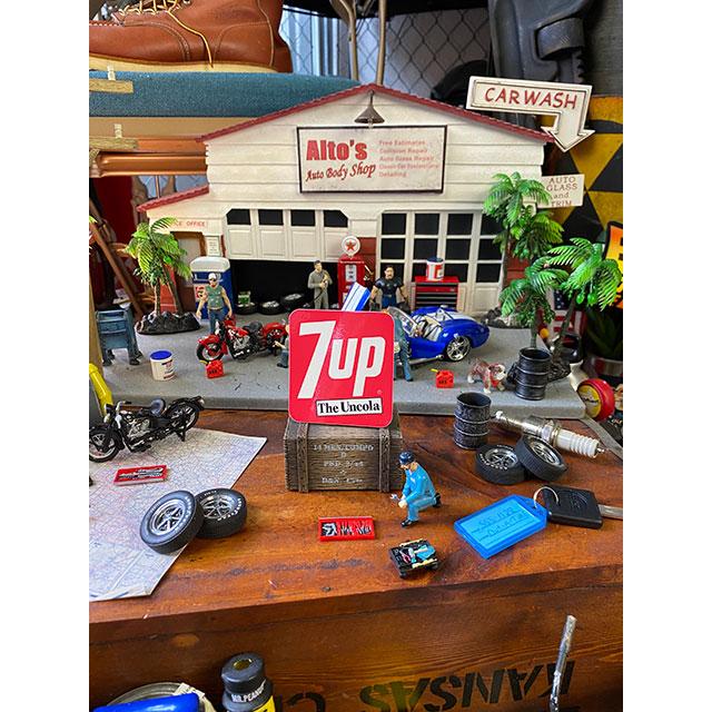 セブンアップ　オフィシャルロゴステッカー　（70年代ロゴ/スクエアレッド）　7UP　■ アメリカン雑貨 アメリカ雑貨 |  | 01