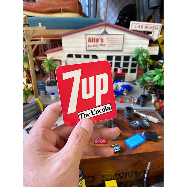 セブンアップ　オフィシャルロゴステッカー　（70年代ロゴ/スクエアレッド）　7UP　■ アメリカン雑貨 アメリカ雑貨 |  | 02