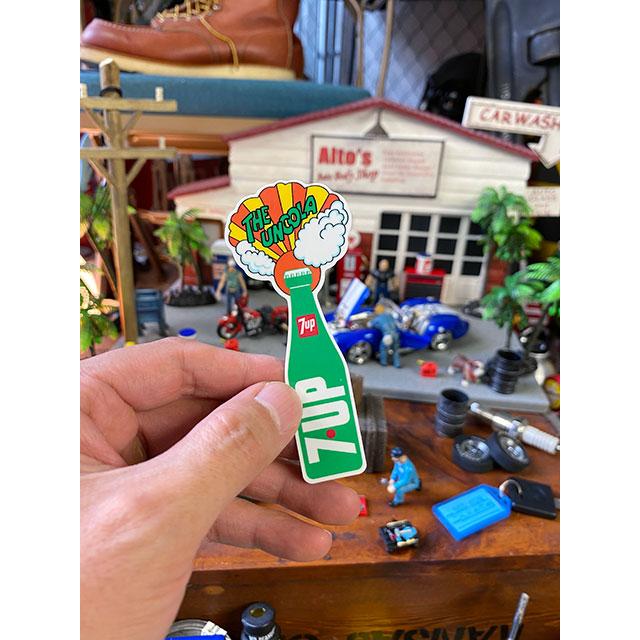 セブンアップ　オフィシャルロゴステッカー　（60年代ロゴ/ボトル）　7UP　■　アメリカン雑貨　アメリカ雑貨 |  | 02