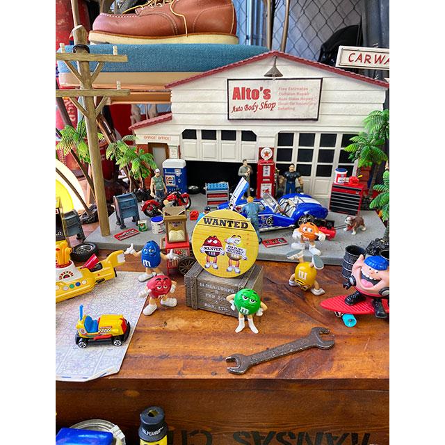 m&m's缶バッジ　Lサイズ　（ウォンテッド）　■　アメリカン雑貨　アメリカ雑貨 |  | 01