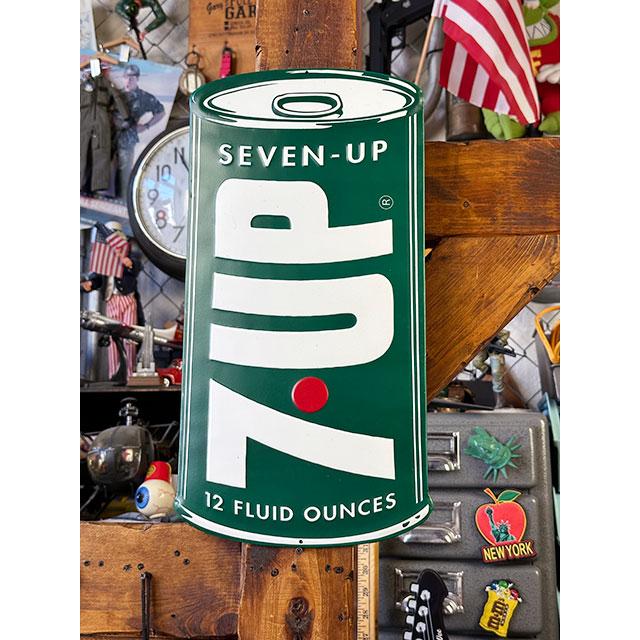 7UP　セブンアップ　エンボスティンサイン　（1967年缶）　■ アメリカン雑貨 アメリカ雑貨 | 