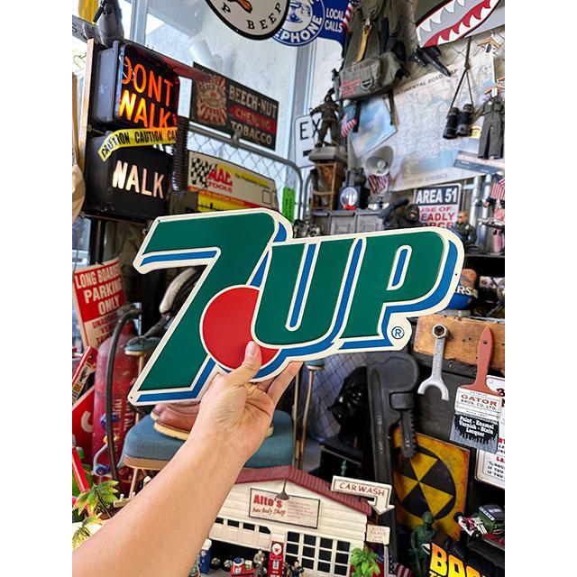 7UP　セブンアップ　エンボスティンサイン　（ダイカットロゴ）　■ アメリカン雑貨 アメリカ雑貨 |  | 05