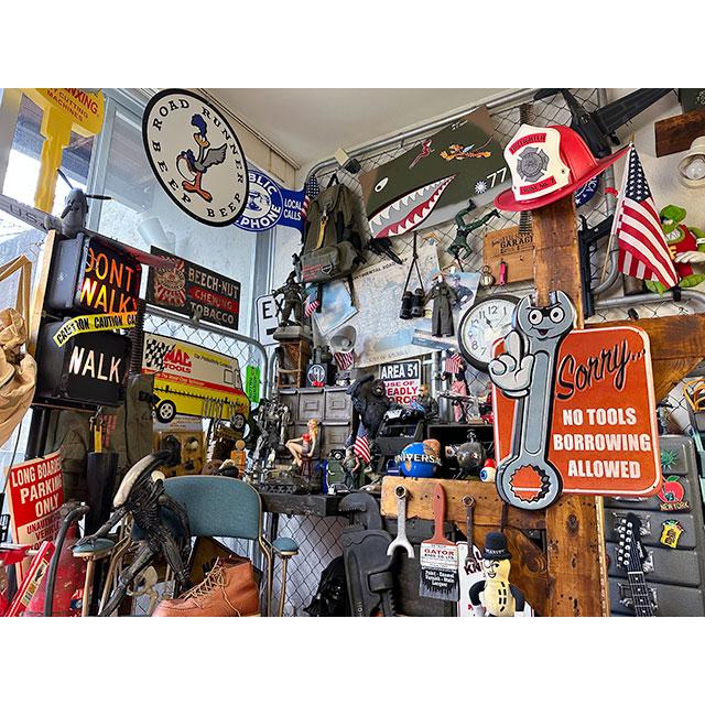 「道具には触らないでね！」スパナマン　エンボスティンサイン ■ アメリカン雑貨 アメリカ雑貨 |  | 03