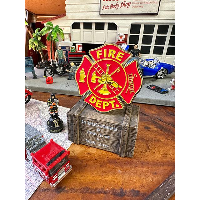 ファイヤーデプト　カーグリルバッジ　（レッド×イエロー）　■　アメリカン雑貨　アメリカ雑貨 | 