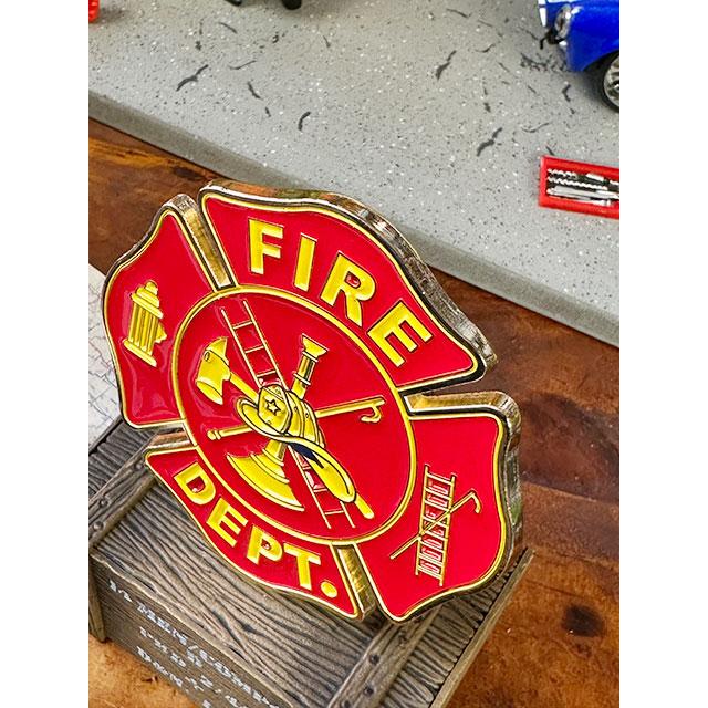 ファイヤーデプト　カーグリルバッジ　（レッド×イエロー）　■　アメリカン雑貨　アメリカ雑貨 |  | 02