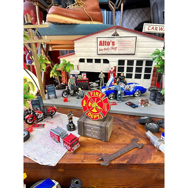 ファイヤーデプト　カーグリルバッジ　（レッド×イエロー）　■　アメリカン雑貨　アメリカ雑貨 |  | 03