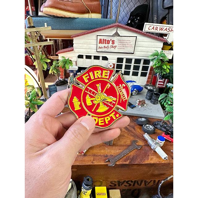 ファイヤーデプト　カーグリルバッジ　（レッド×イエロー）　■　アメリカン雑貨　アメリカ雑貨 |  | 05