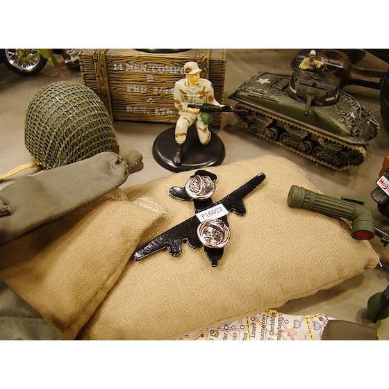 クラシック戦闘機ピンバッジ　（B-24　リベレーター）　アメリカ雑貨　アメリカン雑貨 |  | 01