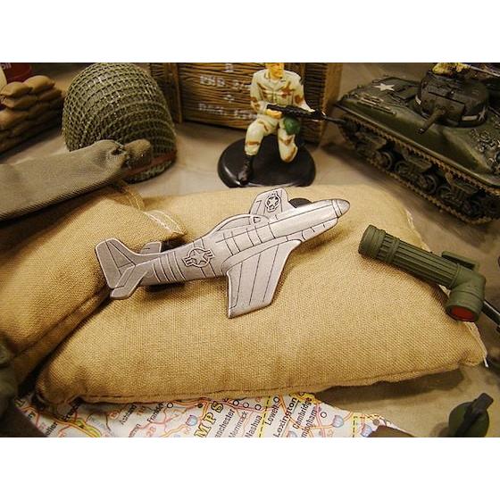 クラシック戦闘機ピンバッジ　（P-51　マスタング）　アメリカ雑貨　アメリカン雑貨 | 