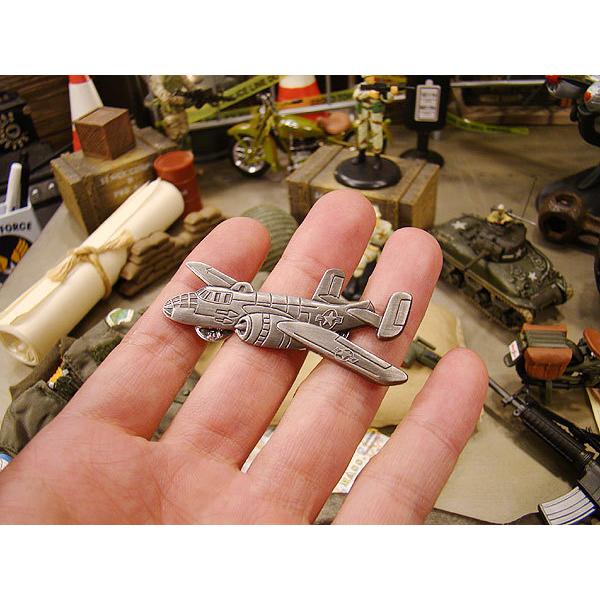 クラシック戦闘機ピンバッジ （B-25 ミッチェル） □ アメリカ雑貨