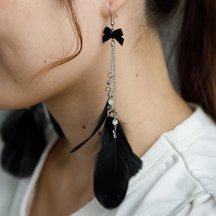 ピアス 羽根 フェザー 羽飾り（黒×リボン）レディース メンズ ビジュー