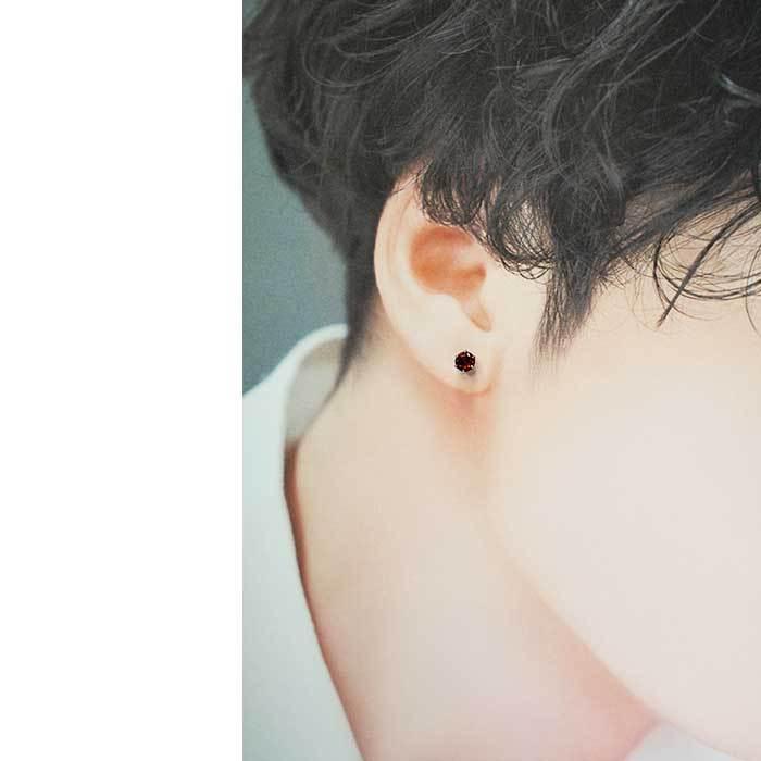 大粒ガーネットの片耳でもかっこいいメンズピアス Pt900 日本製 品質保証書 シンプル プレゼント セカンドピアス つけっぱなし 1個ずつバラ売り Tk M Pt5ga 1個売りピアスの専門店 Can Lino 通販 Yahoo ショッピング