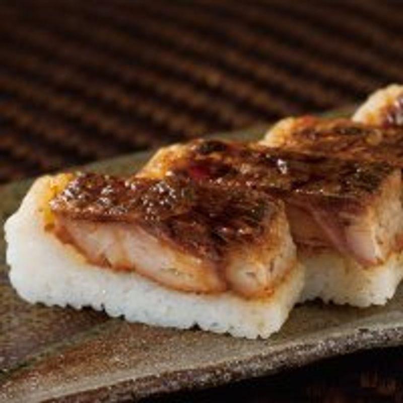 鯉どころ常陸の国鯉寿司 1食分 1箱 贈答品やお土産として 鯉の照り焼きを 茨城県産コシヒカリを使用したシャリで押し寿司に タレづくりから 希少 鯉どころ常陸の国鯉寿司 1食分 1箱 贈答品やお土産として 鯉の照り焼きを 茨城県産コシヒカリを使用したシャリで押し寿司に タレづくりから 希少