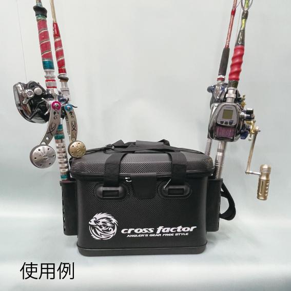 cross factor＞AEK905-40 タックルバッグ（ロッドスタンド付