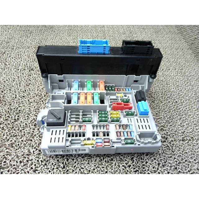 2011021・BMW E90 3シリーズ VA20 320I EUR 右ハンドル 【ヒューズボックス ジャンクションブロック