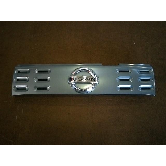 でめ キューブ DBA-Z12 ラジエータグリル 取付ツメ1箇所欠け(画像2枚目