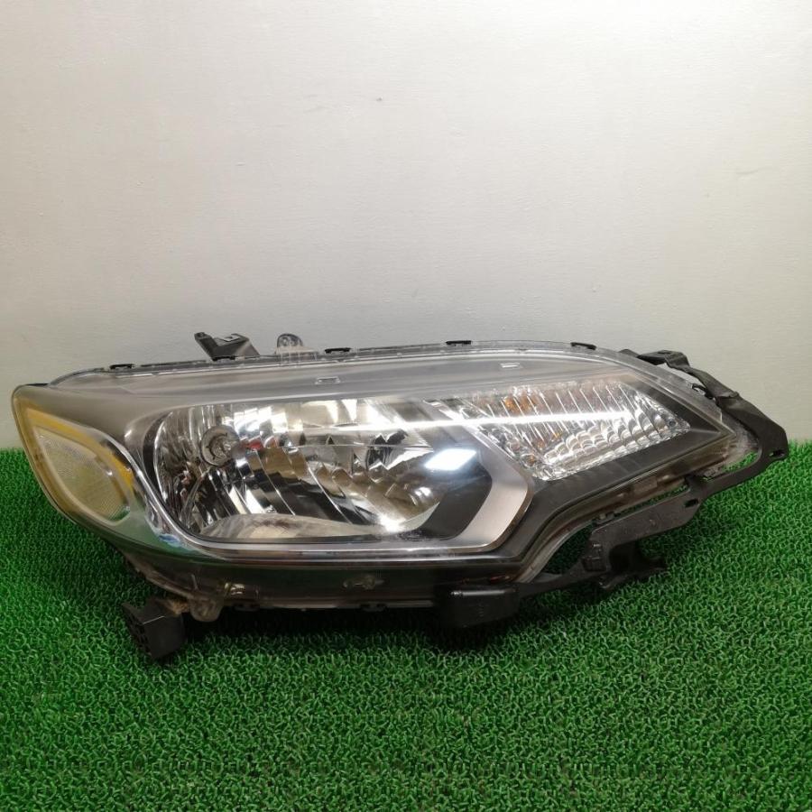 ホンダ　フィット e:HEV ヘッドライト　右(運転席側) GP5【ハロゲン ヘッドライト 右/運転席】H26 ホンダ フィット