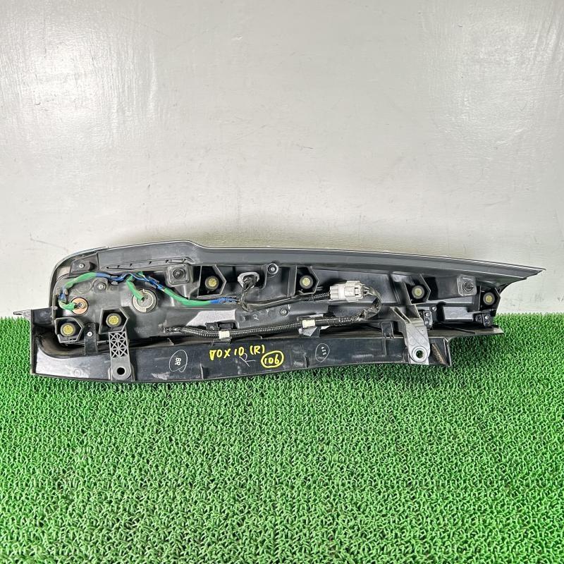 ZWR80【テールランプ/ライト右(R)】81551-28560 H26 トヨタ ヴォクシー