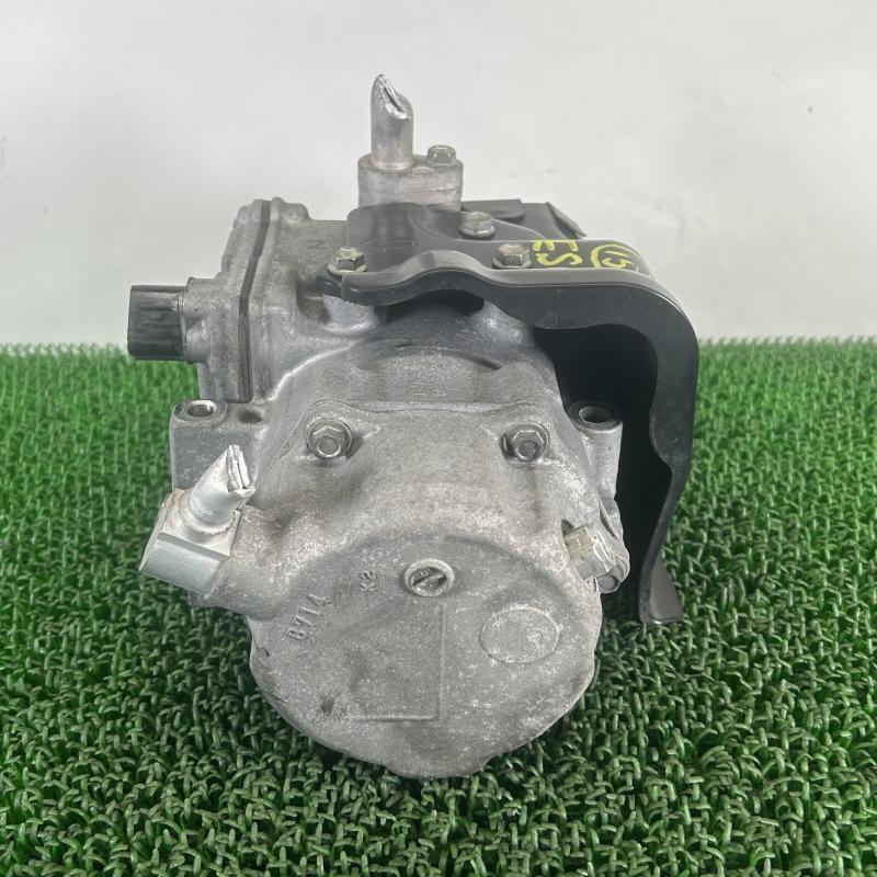 トヨタ TOYOTA A/Cコンプレッサー中古品 純正品 88370-28030 ▽エスクァイア ZWR80【エアコン A/Cコンプレッサー】88370-28030 H29