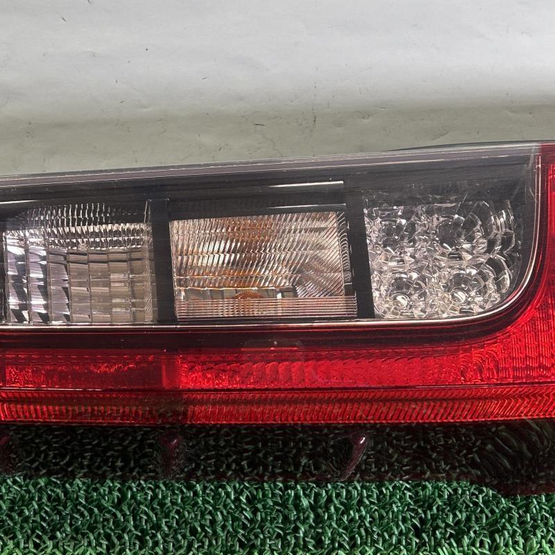 エスクァイア ZWR80G【テールランプ/ライト左(L)】81561-28630 H29