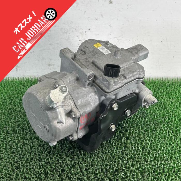 トヨタ TOYOTA A/Cコンプレッサー中古品 純正品 88370-28030 エスクァイア ハイブリッド ZWR80【エアコン A/Cコンプレッサー】88370