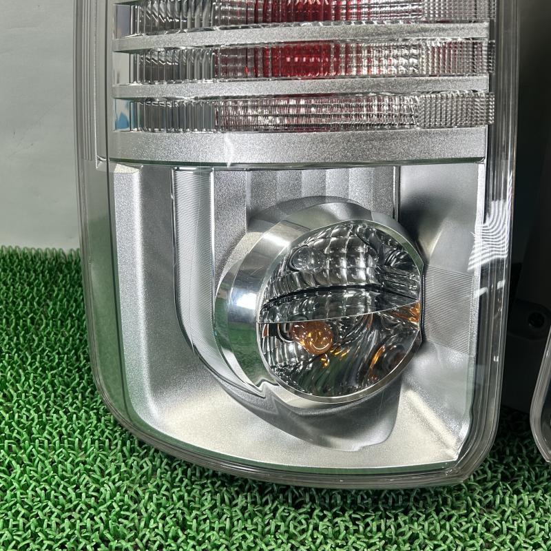 ヴォクシー ZRR70W【テールランプ/ライト左右セット】81560-28540