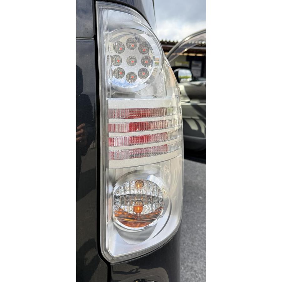 トヨタ ヴォクシー ZRR70W 後期 右 テールランプ ヴォクシー ZRR70W【テールランプ/ライト左右セット】81560-28540