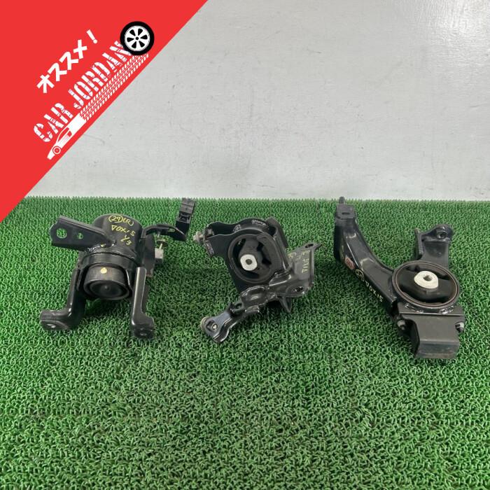 ヴォクシー ハイブリッド ZWR80G【エンジン マウント 3点】12305-37310