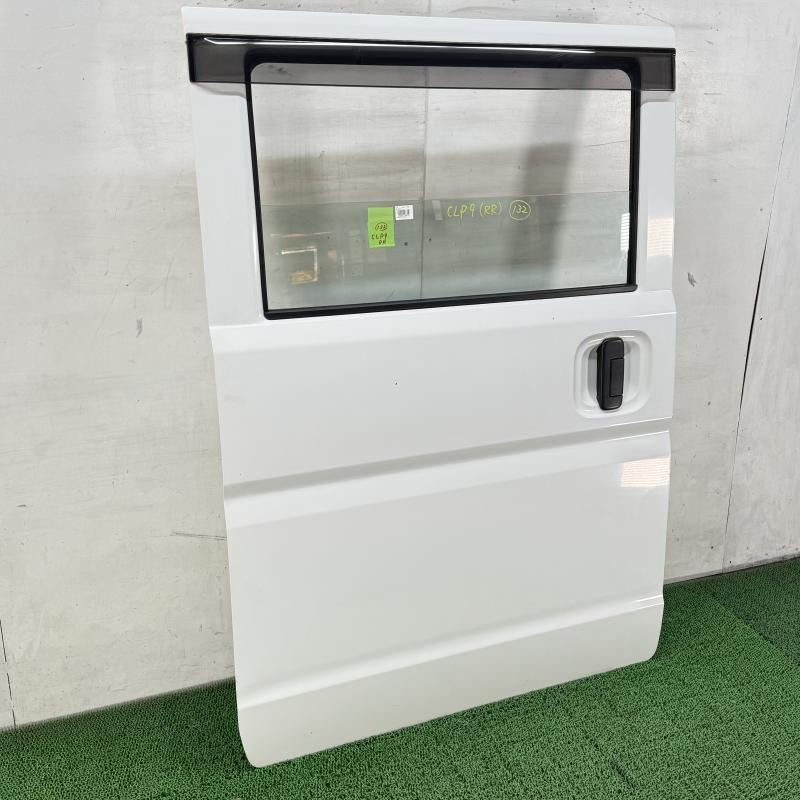 クリッパー NV100 DR17V 右リアドア スライドドア NV100クリッパー DR17V【リアスライドドア右(R)】82100-4A01F ※ガラス