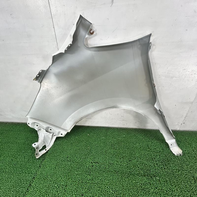 エスクァイア ハイブリッド ZWR80G【フロントフェンダー右(R)】53811