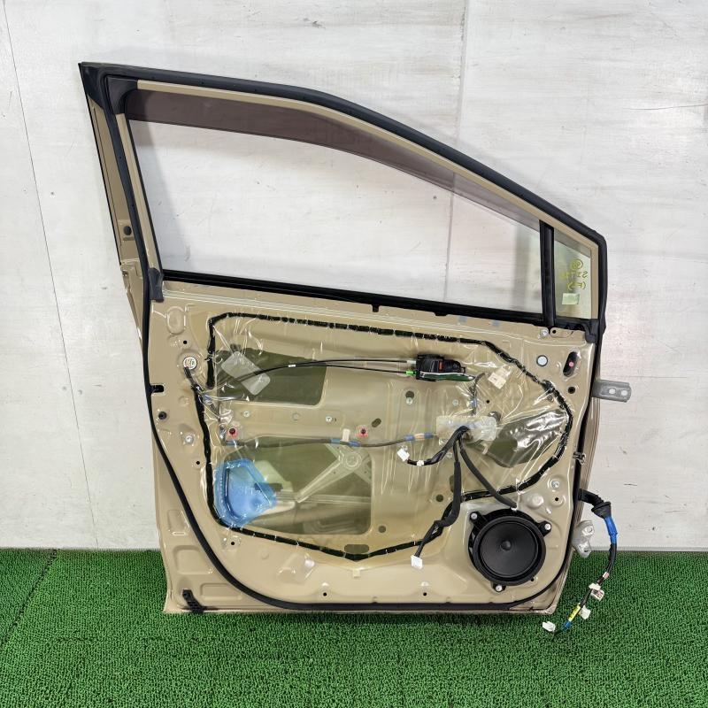 シエンタ ハイブリッド NHP170G【フロントドア 左(L)】※ガラス付き 4V6