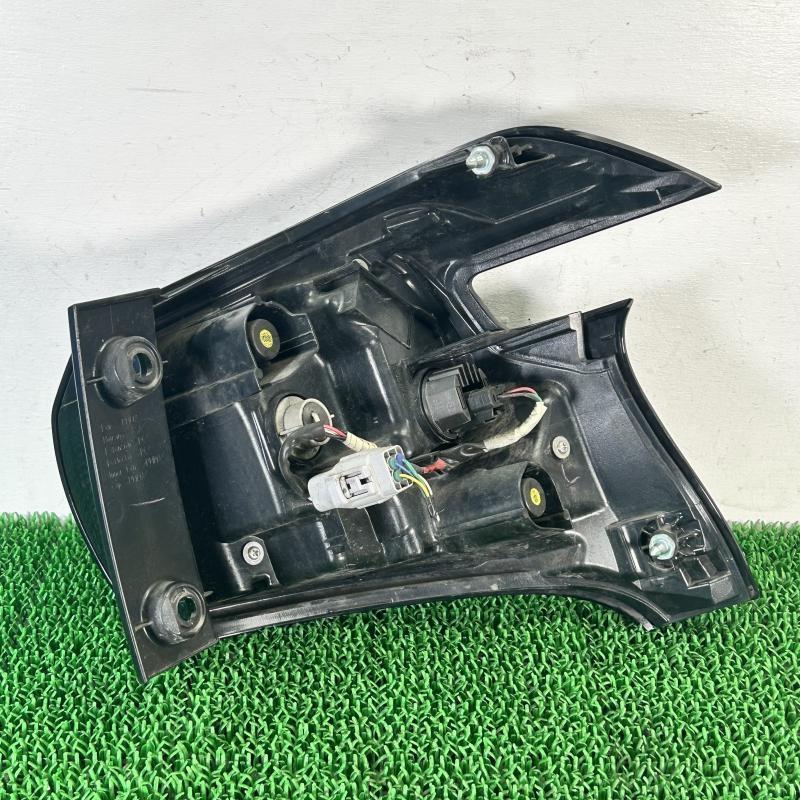 シエンタ ハイブリッド NHP170G【テールランプ 左(L)】 81561-52E30