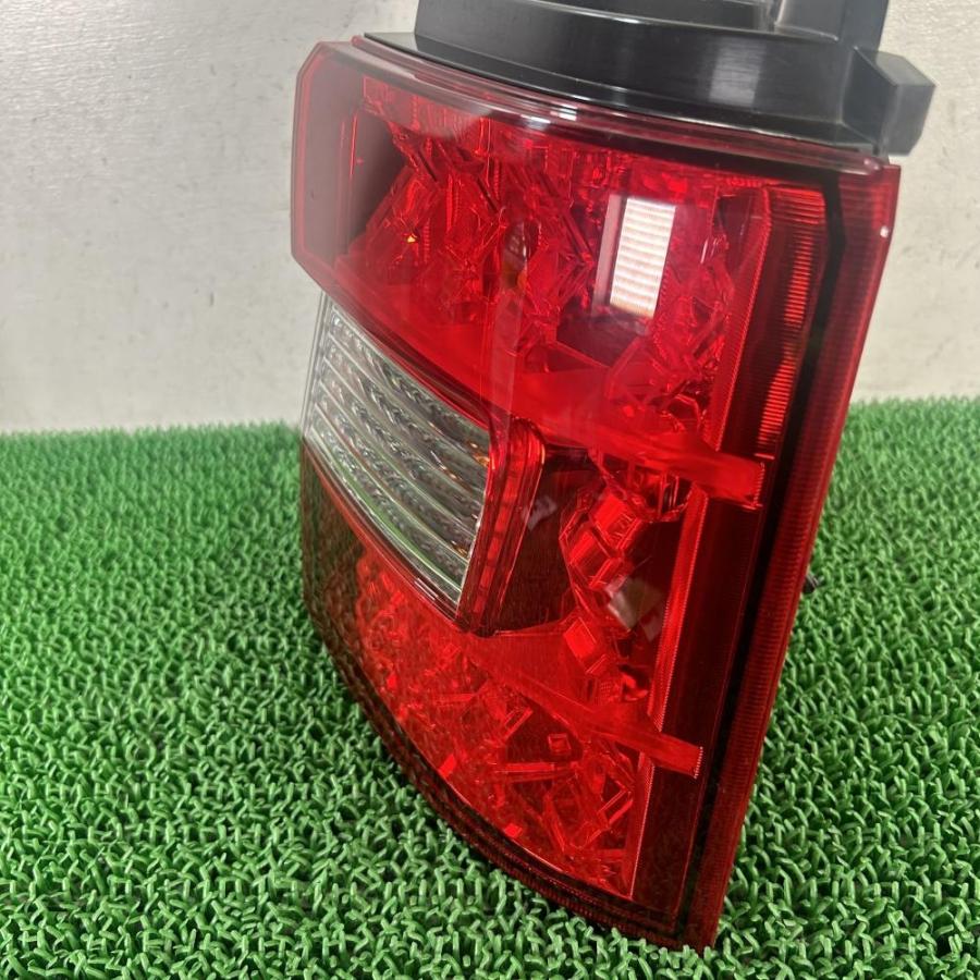 デリカD：5 CV5W【テールランプ 右R】8330A186 ライト H22 三菱 DEL007