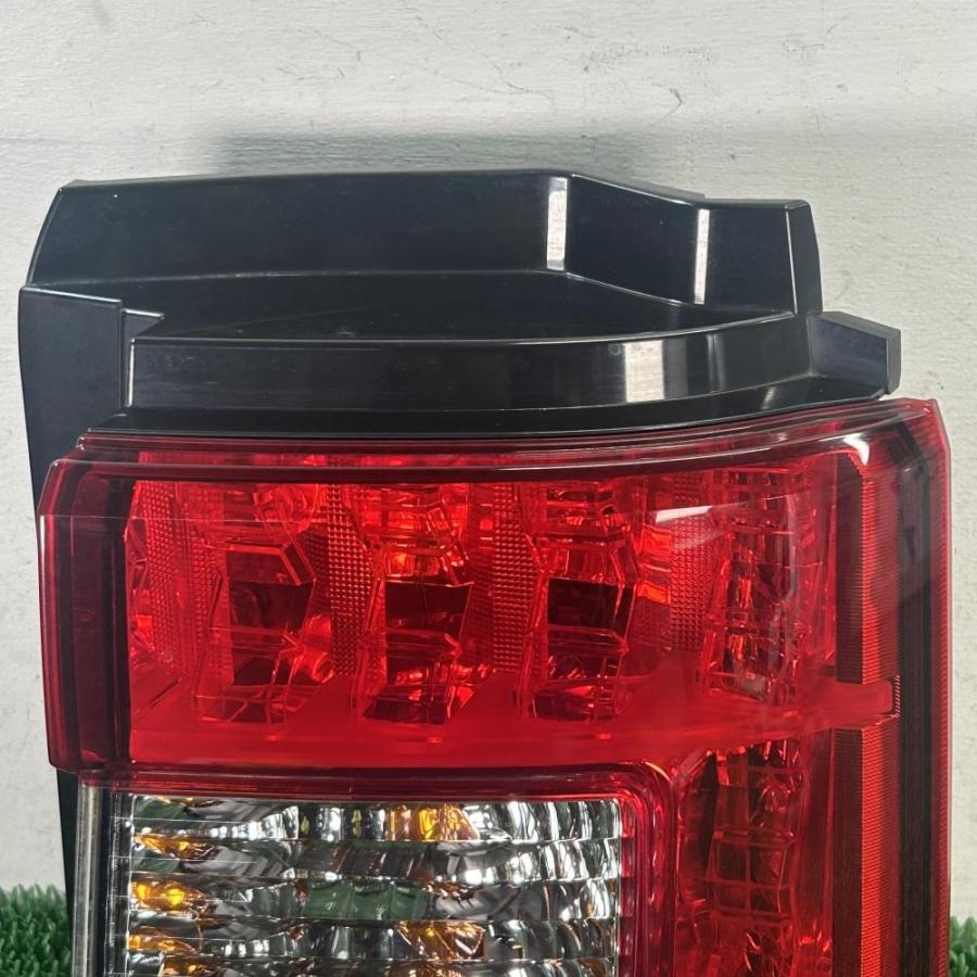 デリカD：5 CV5W【テールランプ 右R】8330A186 ライト H22 三菱 DEL007