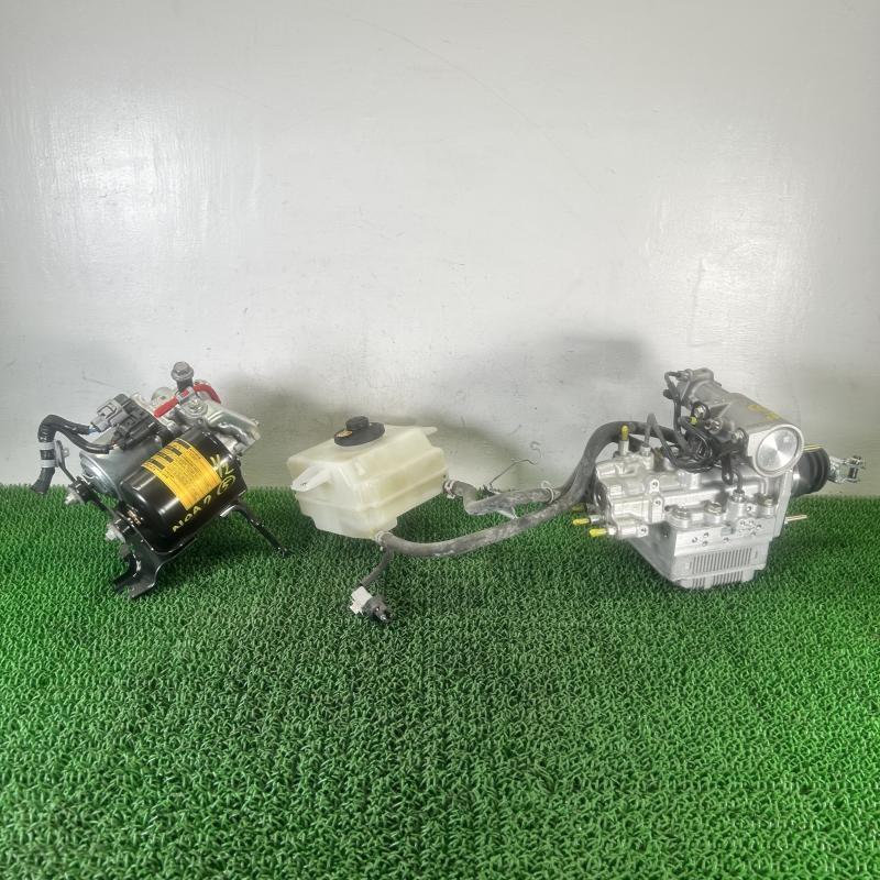 ノア ZWR80G【ABSアクチュエータ ブースターポンプ】２点セット　47210-28070　H26 トヨタ 検索用：ZRR80 NOA007