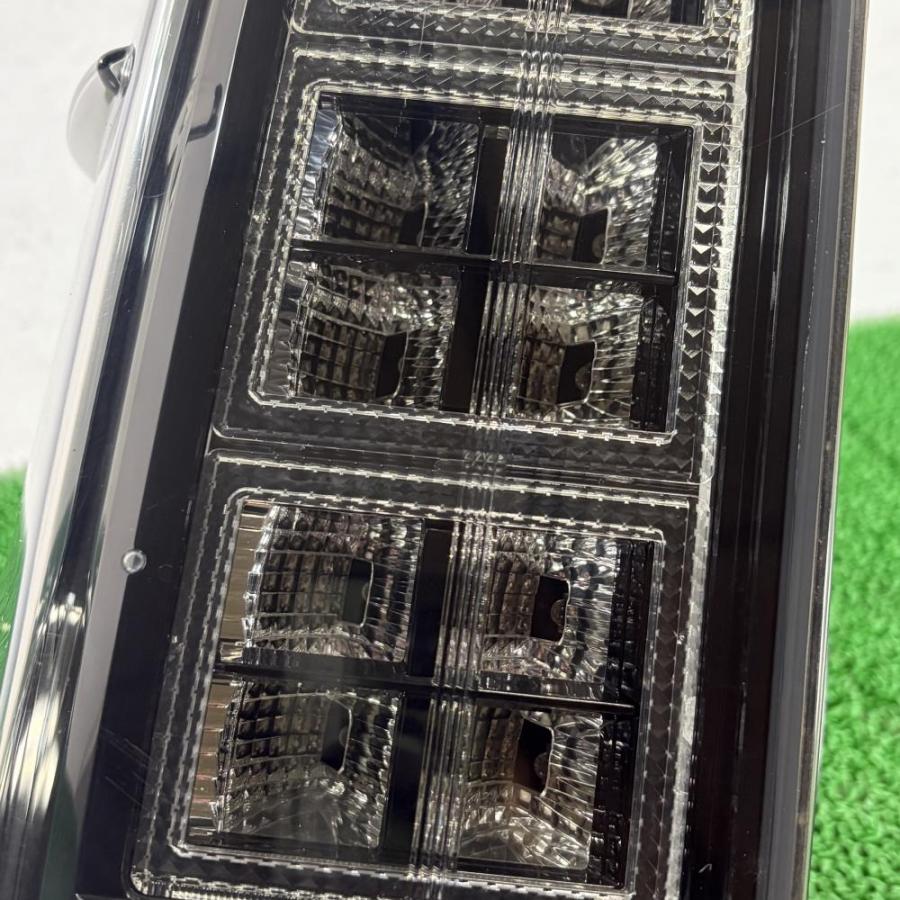 ヴォクシー ZRR80W【テールランプ/左L】ライト 81561-28640 H27 トヨタ