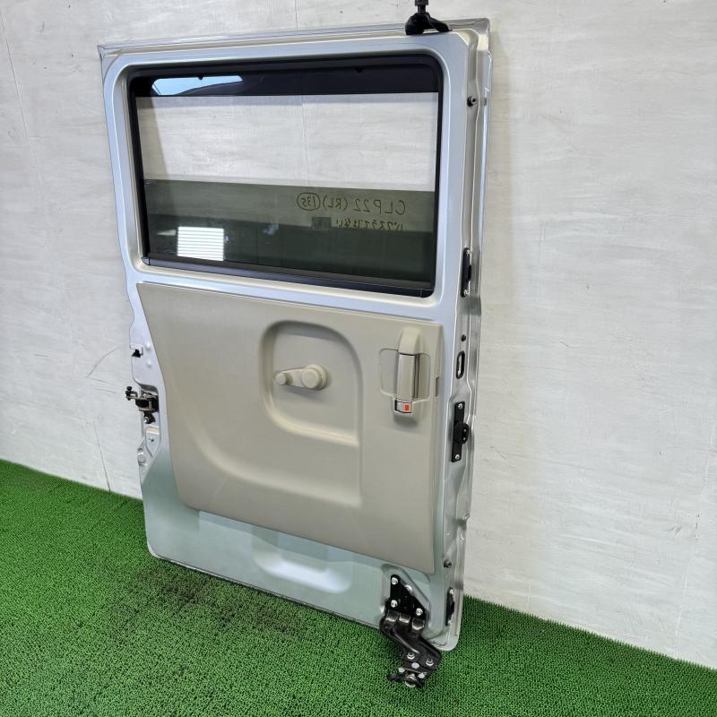 NV100クリッパーバン DR17V【リアドア 左(L)】Z2S ※ガラス付き R4 日産