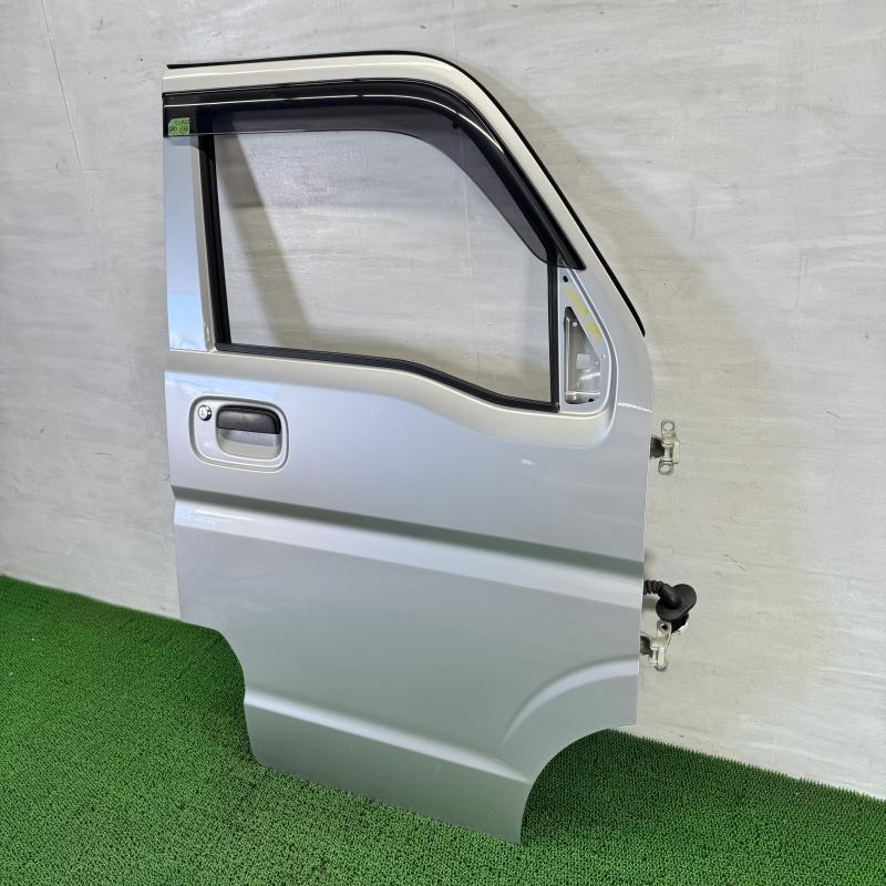 NV100クリッパーバン DR17V【フロントドア 右(R)】80100-4A01E Z2S