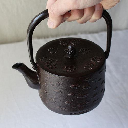 南部鉄器 鉄瓶 桜皮寸筒 桜 直火IH可1L 赤茶色 日本製 おしゃれ 南部鉄器 鉄瓶 桜皮寸筒 桜 直火IH可1L 赤茶色 日本製 おしゃれ